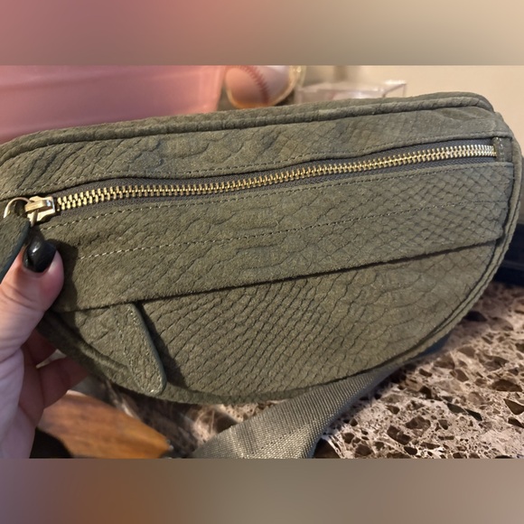 Global Generation Olive Textured Crossbody Bag NWT - Picture 2 of 4